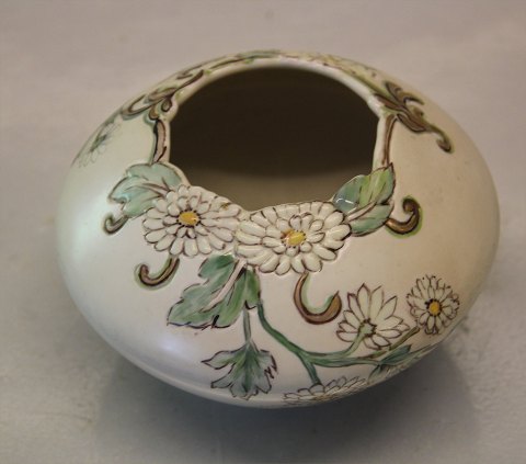 Bing & Grøndahl B&G 73-24 Vase med blomster i relief Signeret af Fanny Gaarde 
dekoreret med farver overglasur ca 9 x 12.5 cm
