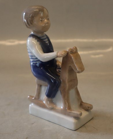 5196 Kgl. Dreng med gyngehest 13 cm Hanne Varming Kongelig Dansk Porcelæn