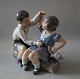 Dahl Jensen figur
1214 Pige og dreng med skib (DJ) 20,5 cm